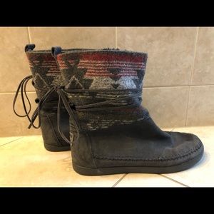 Toms women’s canvas boots size 9